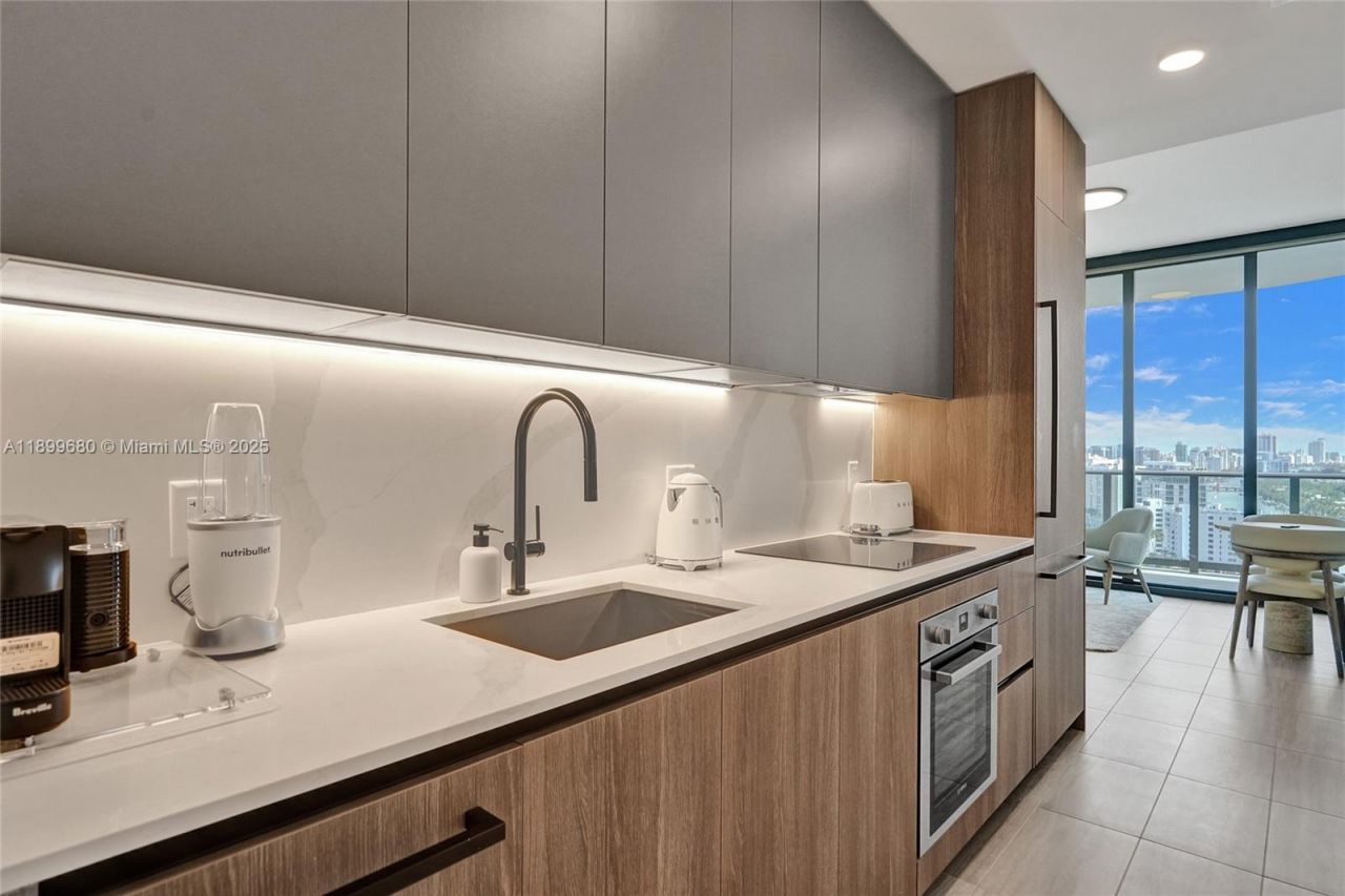 580 72nd Street, Unit 1808, Miami Beach, FL 33141 Photo