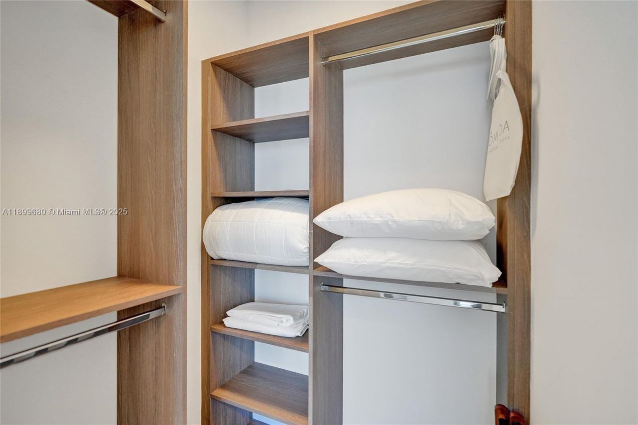 580 72nd Street, Unit 1808, Miami Beach, FL 33141 Photo