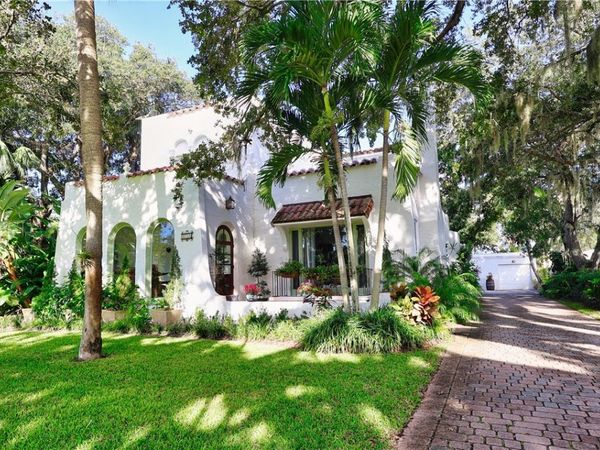 850 Royal Palm Place, Vero Beach, FL 32960