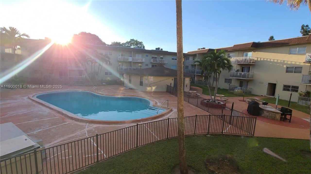 7505 SW 82nd St, Unit 218, Miami, FL 33143 Photo