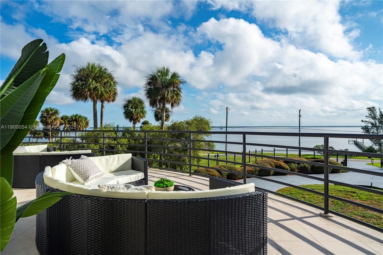 2827 S Indian River Dr, Fort Pierce, FL 34982 Photo