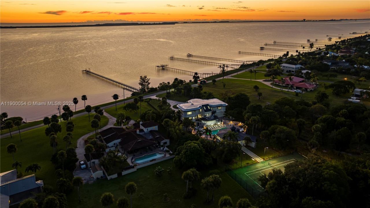 2827 S Indian River Dr, Fort Pierce, FL 34982 Photo