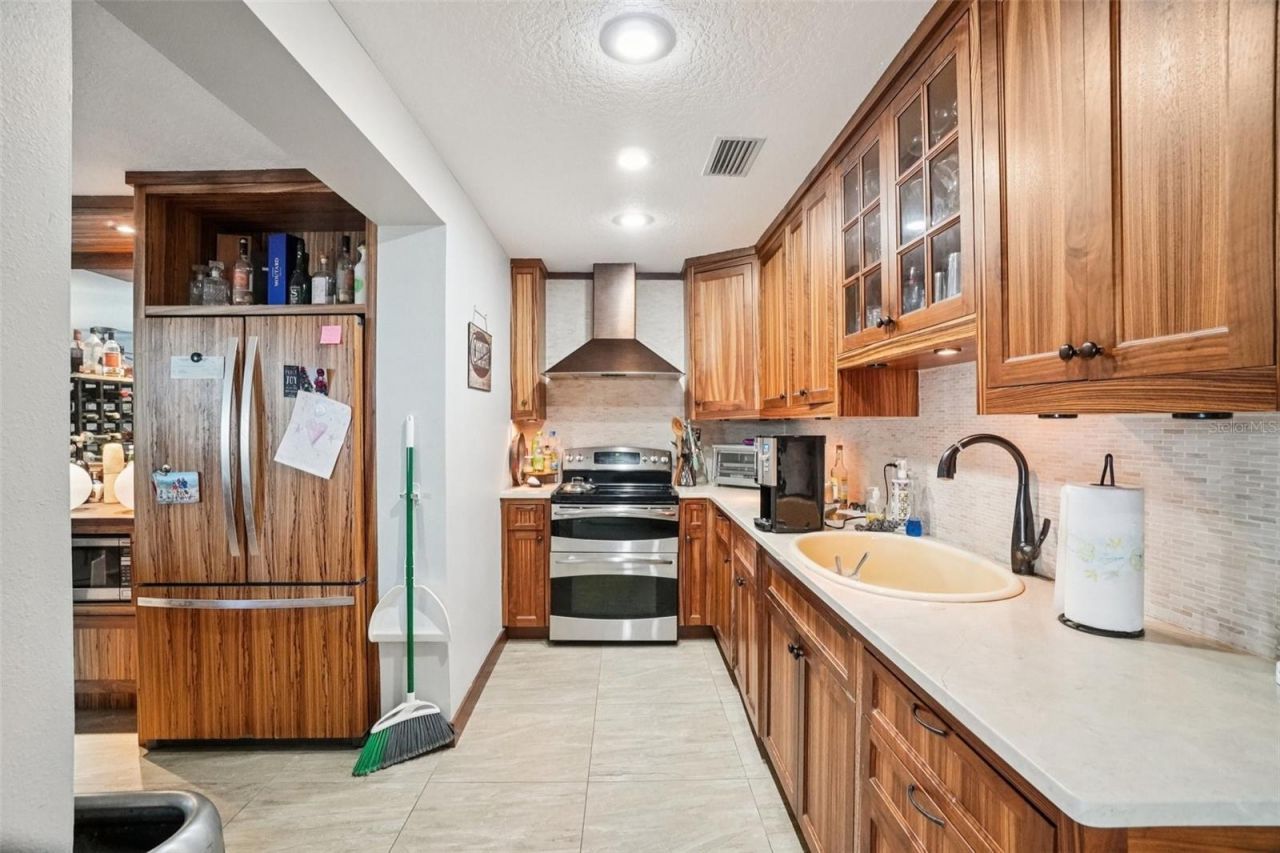 162 SE Lincoln Circle N, Saint Petersburg, FL 33703 Photo