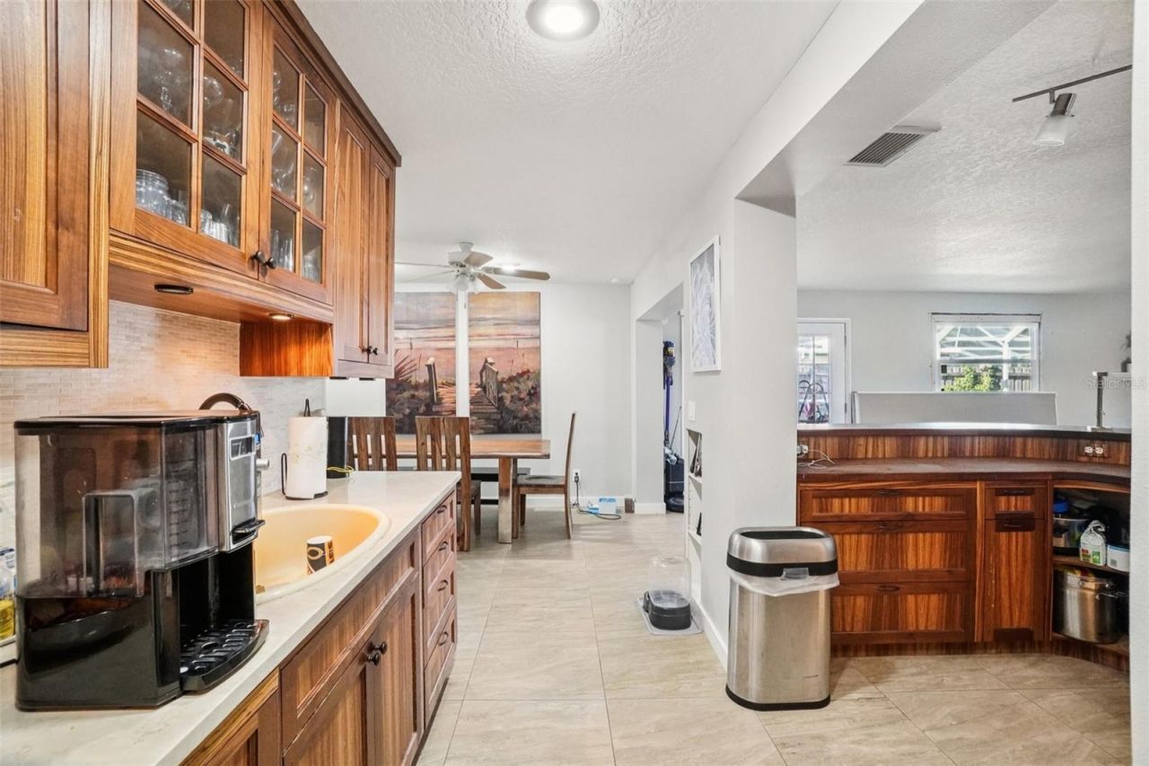 162 SE Lincoln Circle N, Saint Petersburg, FL 33703 Photo