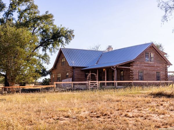 387 Schmidtzinsky, Fredericksburg, TX 78624