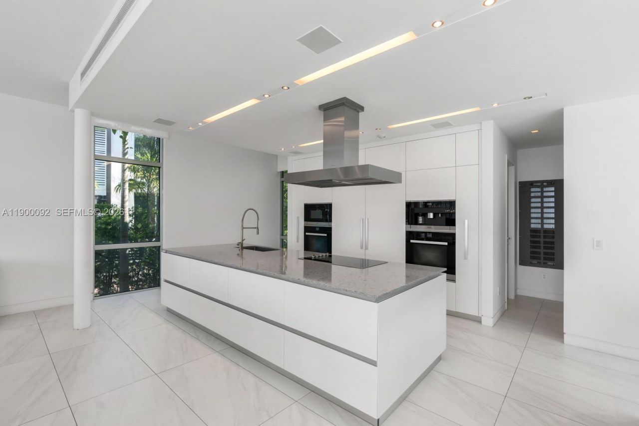 440 S Hibiscus Dr, Miami Beach, FL 33139 Photo