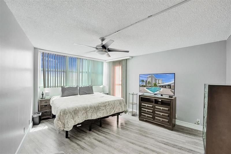 100 Golden Isles Drive, Unit 815, Hallandale Beach, FL 33009 Photo