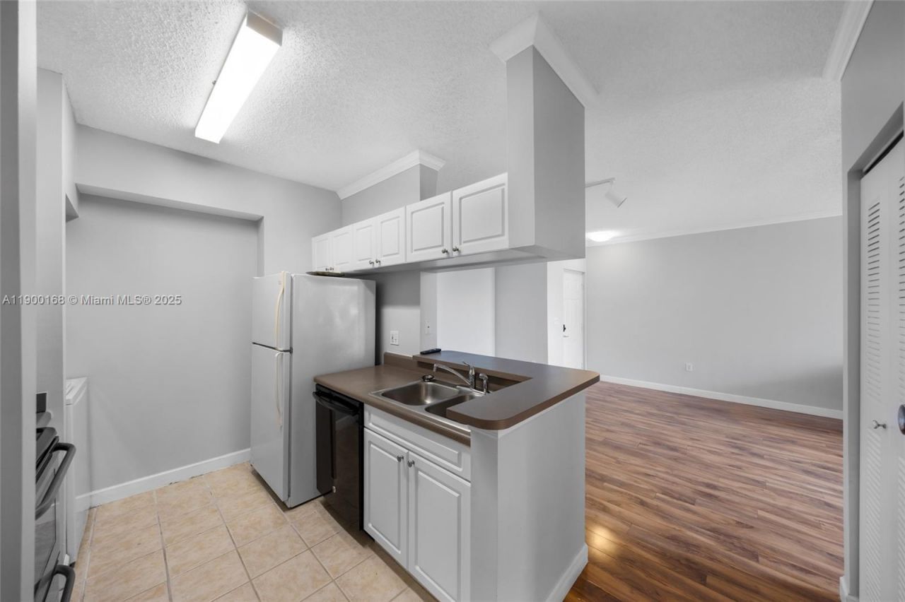 17125 N Bay Rd, Unit 3301, Sunny Isles Beach, FL 33160 Photo