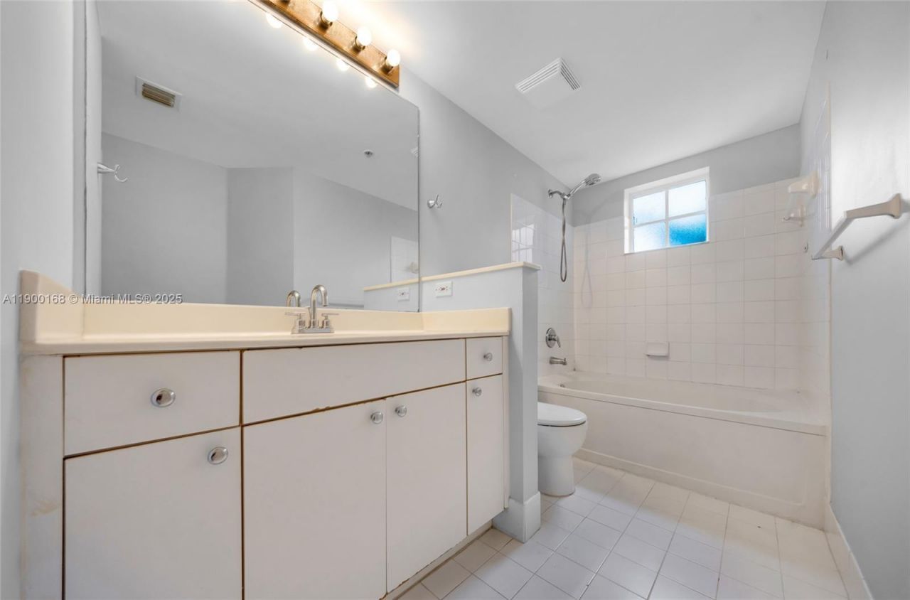 17125 N Bay Rd, Unit 3301, Sunny Isles Beach, FL 33160 Photo