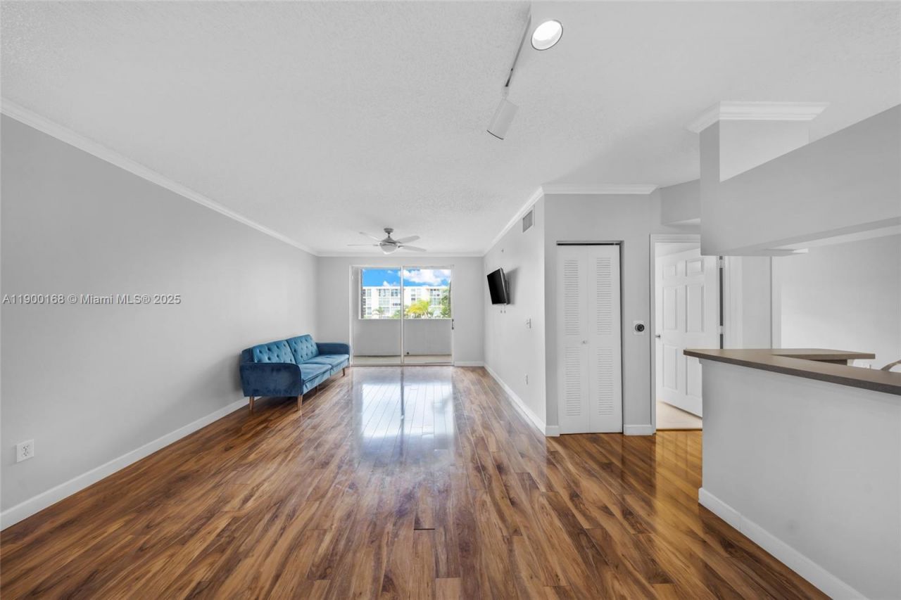 17125 N Bay Rd, Unit 3301, Sunny Isles Beach, FL 33160 Photo
