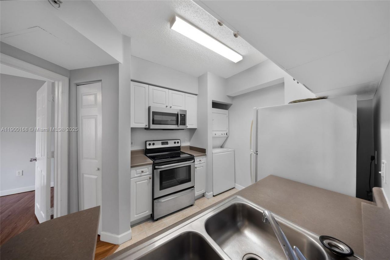 17125 N Bay Rd, Unit 3301, Sunny Isles Beach, FL 33160 Photo