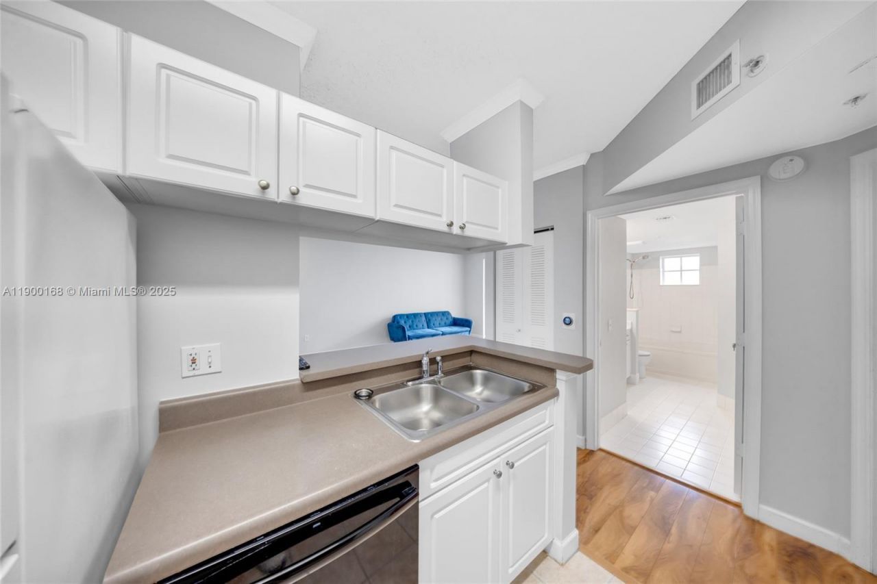 17125 N Bay Rd, Unit 3301, Sunny Isles Beach, FL 33160 Photo