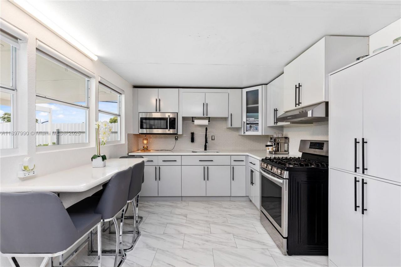 19602 NW 37th Ct, Miami Gardens, FL 33055 Photo