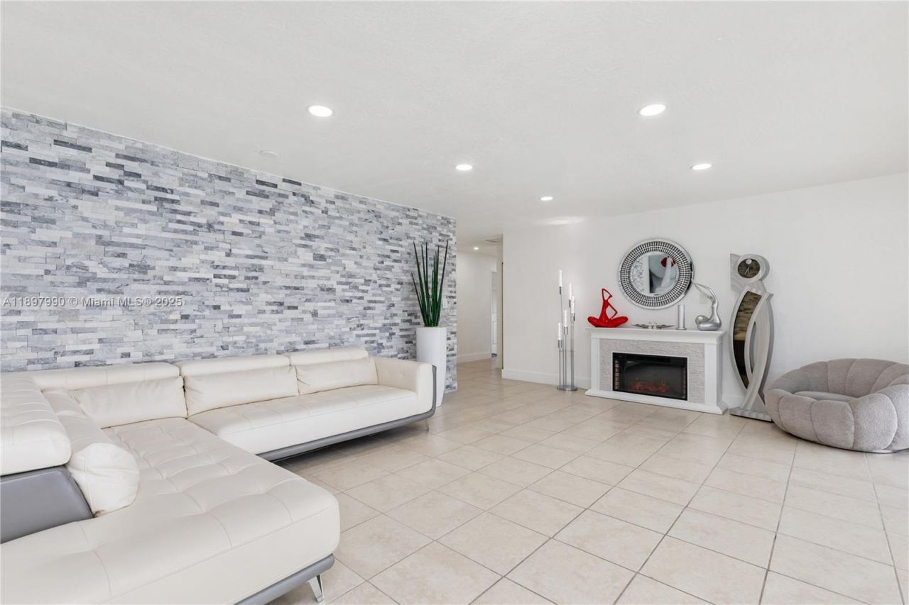 19602 NW 37th Ct, Miami Gardens, FL 33055 Photo