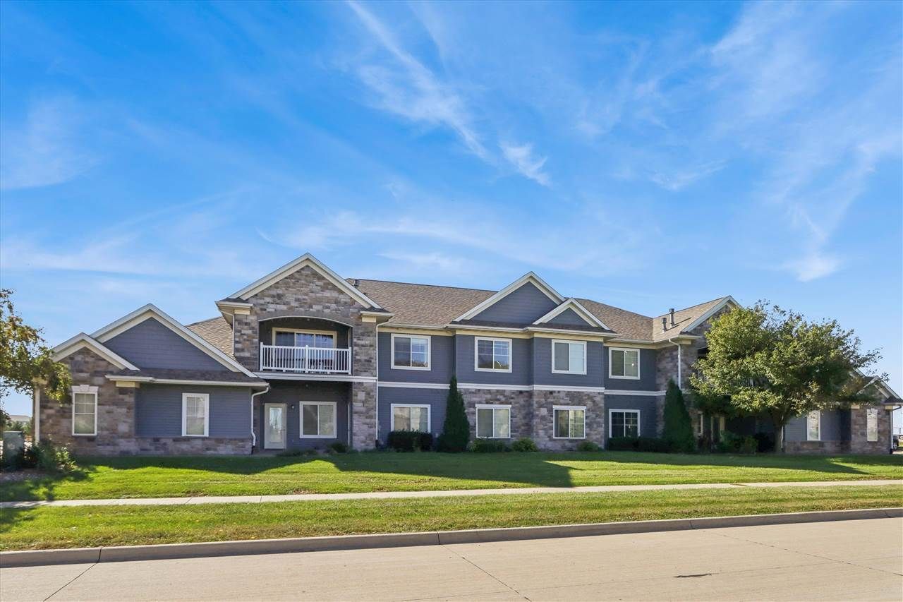450 Penn Ct, Unit 8, North Liberty, IA 52317 Main Photo