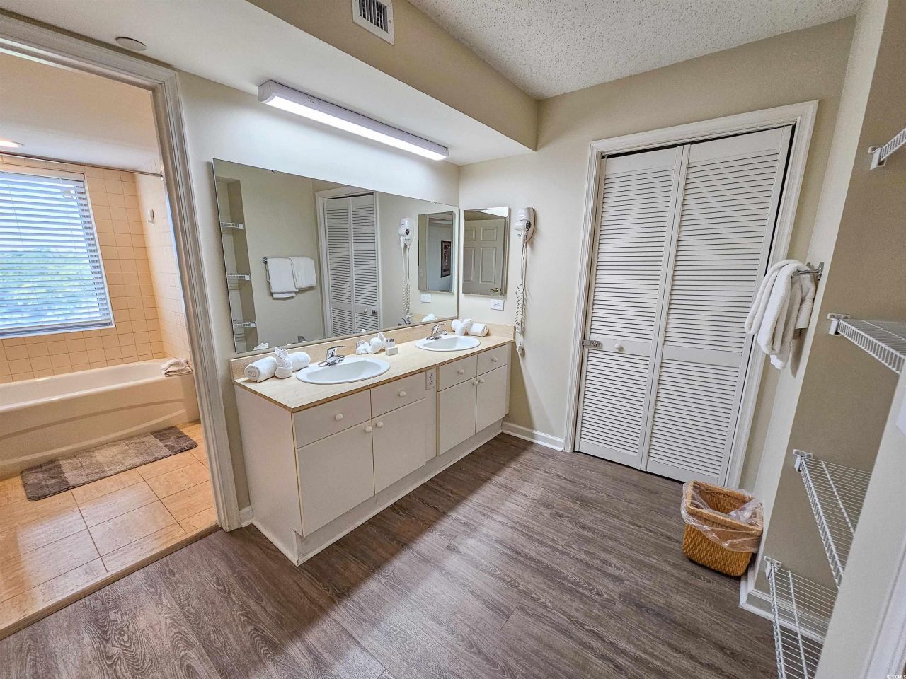 8560 Queensway Blvd. Photo 27