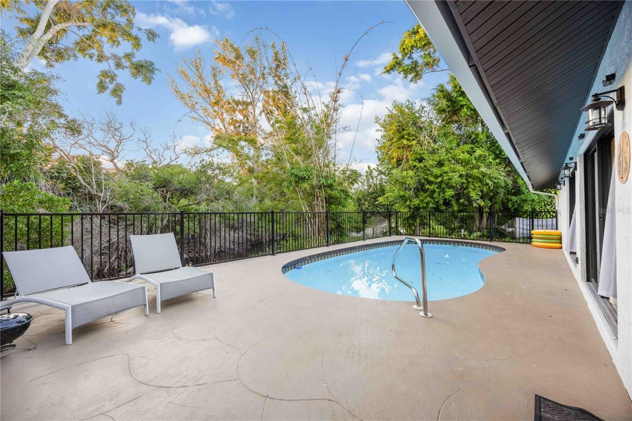 635 Tropical Circle, Sarasota, FL 34242 Photo