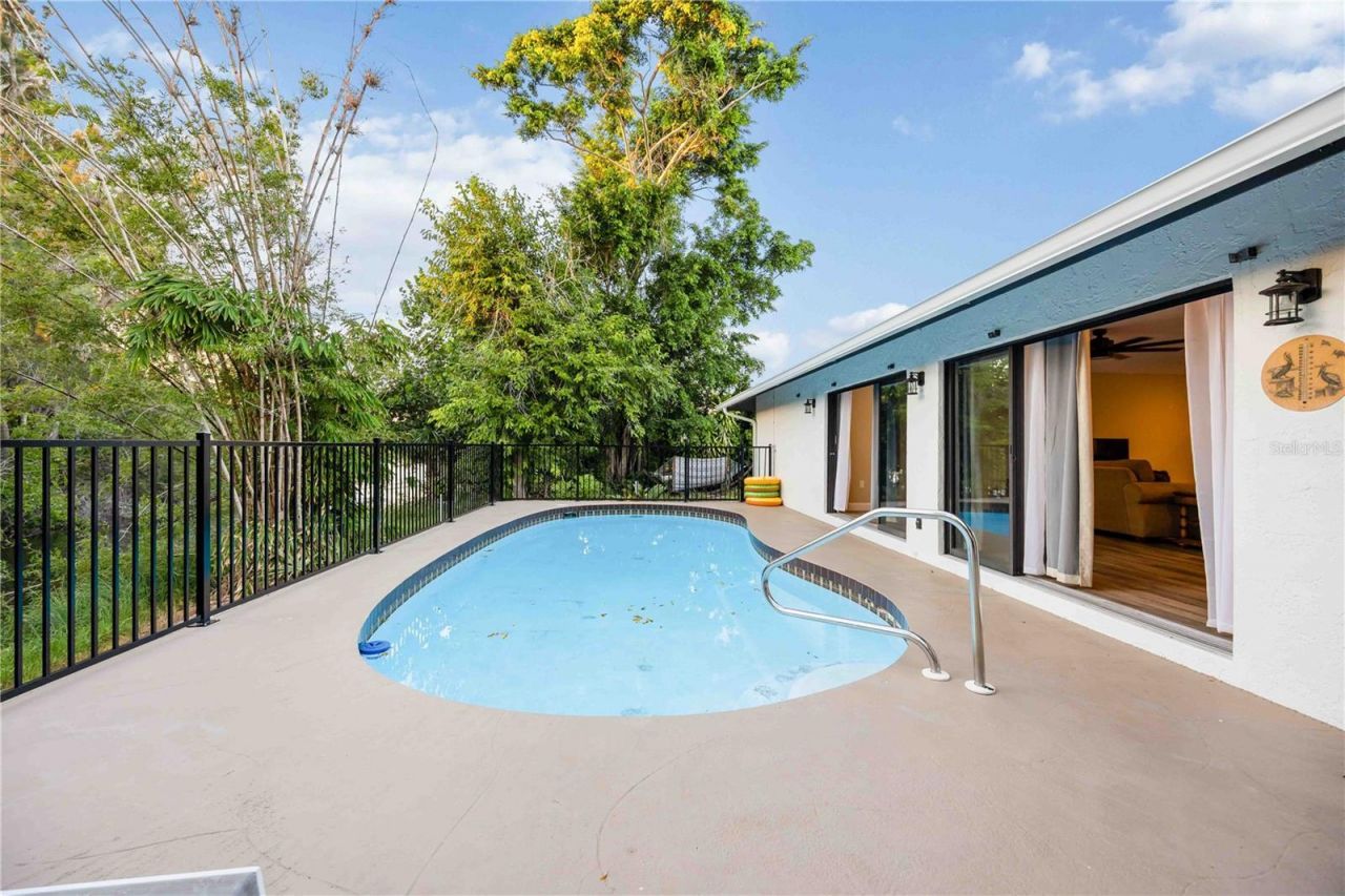 635 Tropical Circle, Sarasota, FL 34242 Photo