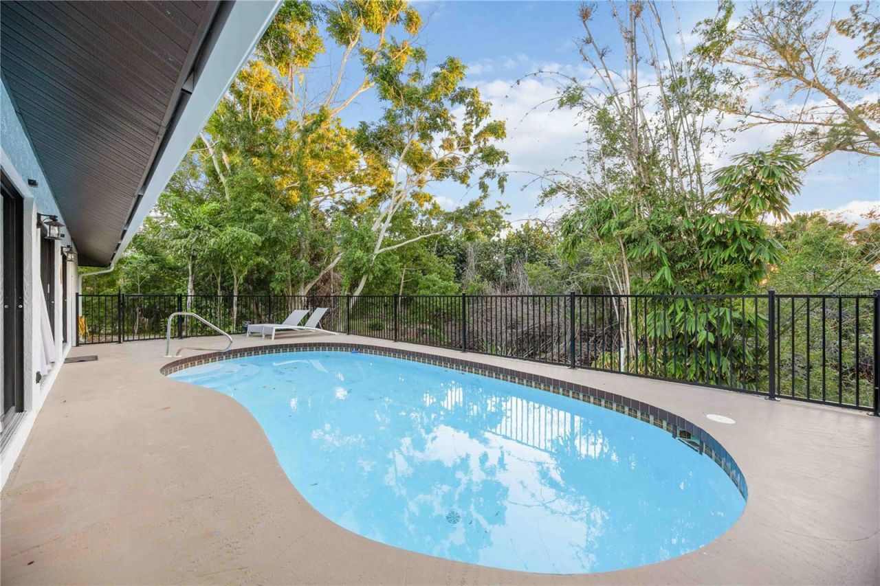 635 Tropical Circle, Sarasota, FL 34242 Photo