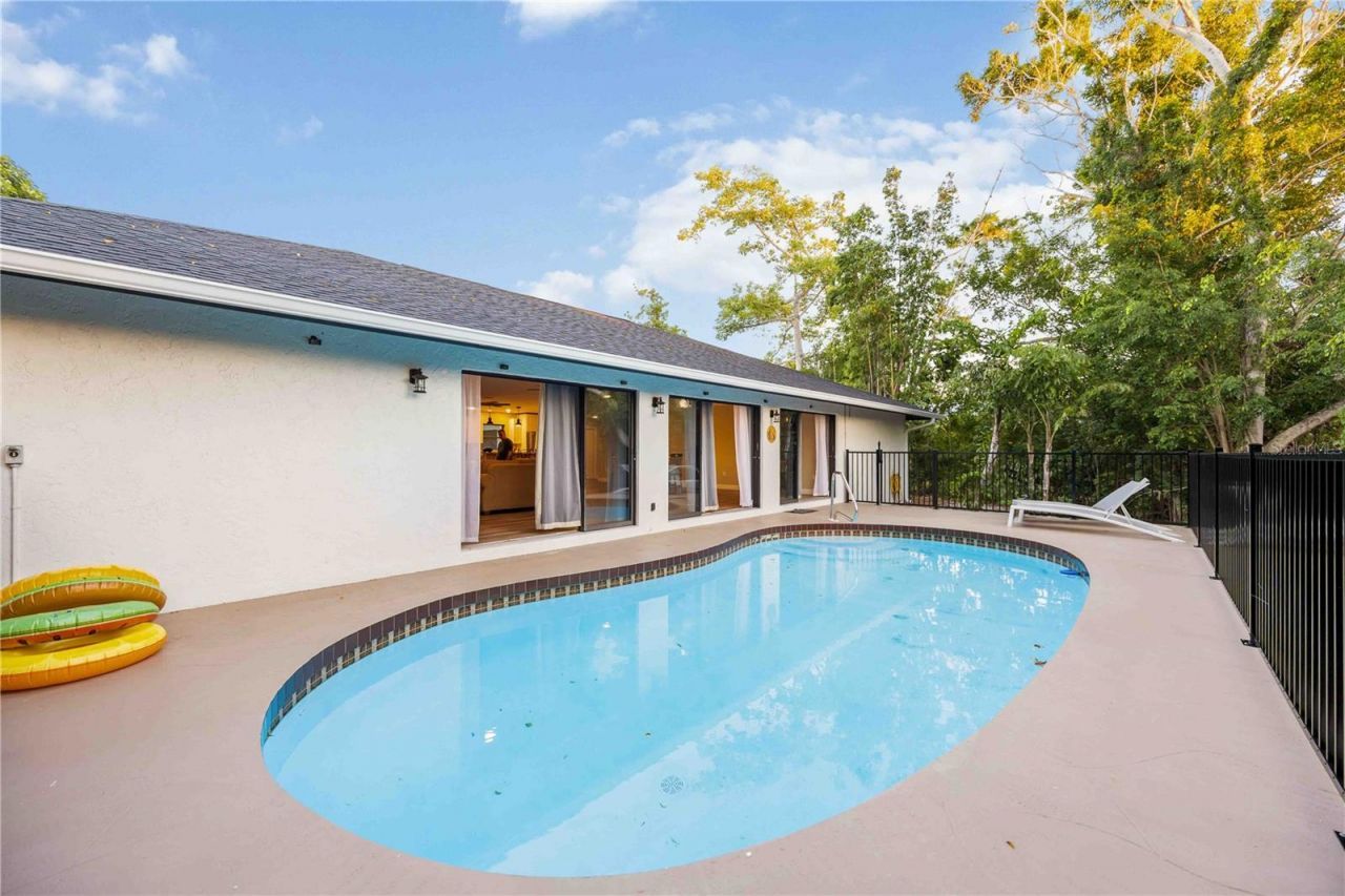 635 Tropical Circle, Sarasota, FL 34242 Photo