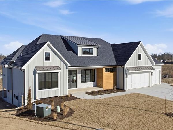 1817 NE Lashbrook Circle, Lee's Summit, MO 64086