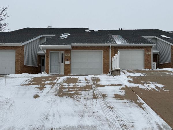 2281 Pasadena Drive, Unit 55, Dubuque, IA 52001