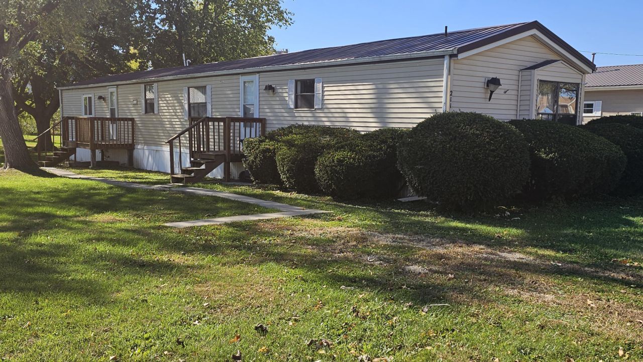 211 Washington St W, Wheatland, IA 52777 Main Photo