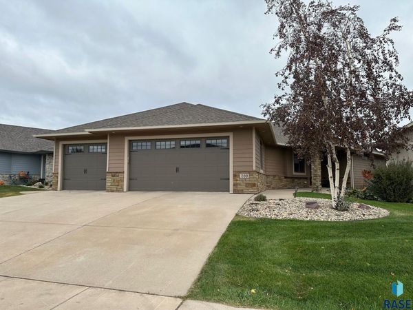 700 E Shadow Creek Ln, Sioux Falls, SD 57108