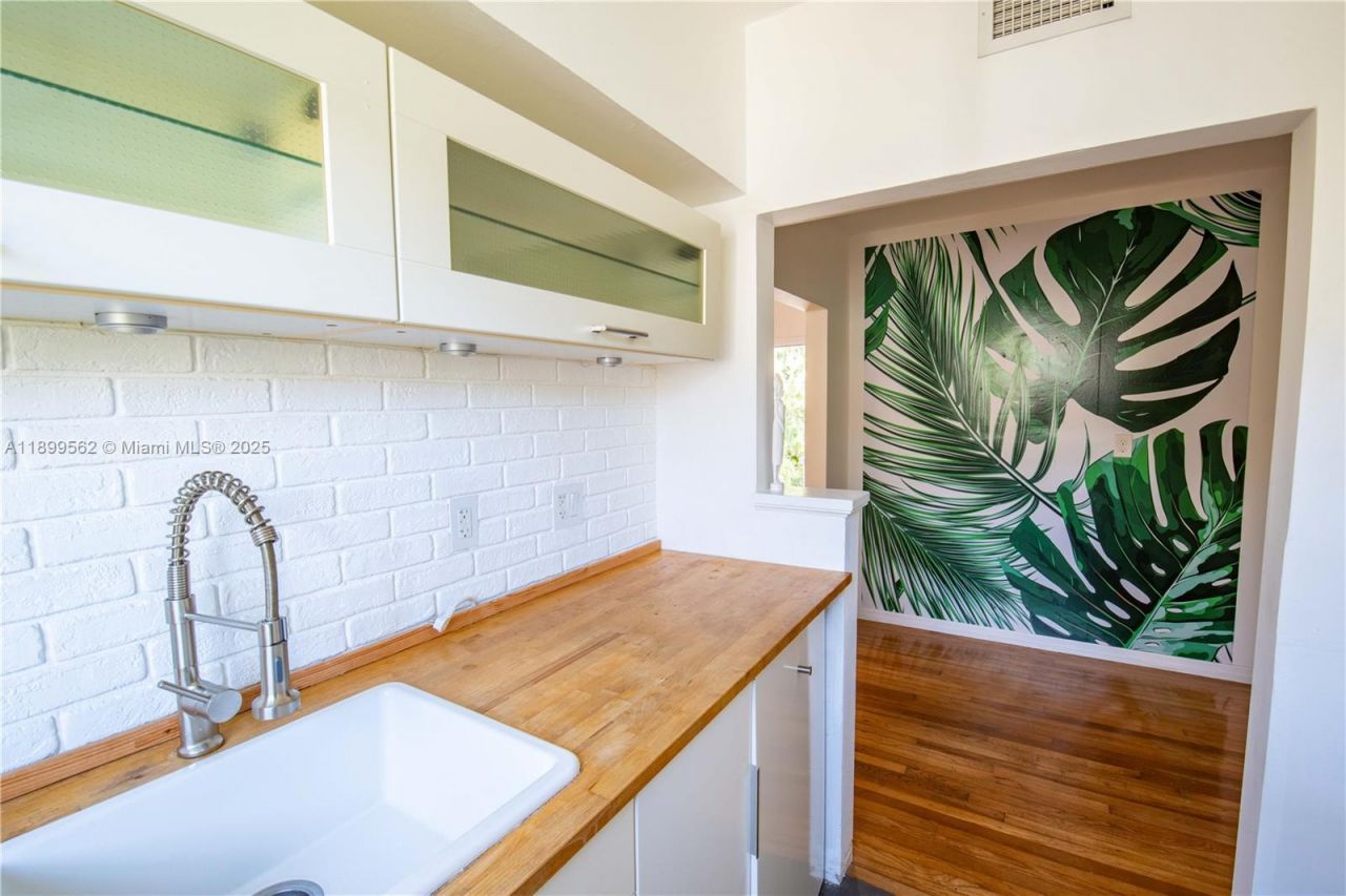 1485 Bay Rd, Miami Beach, FL 33139 Photo