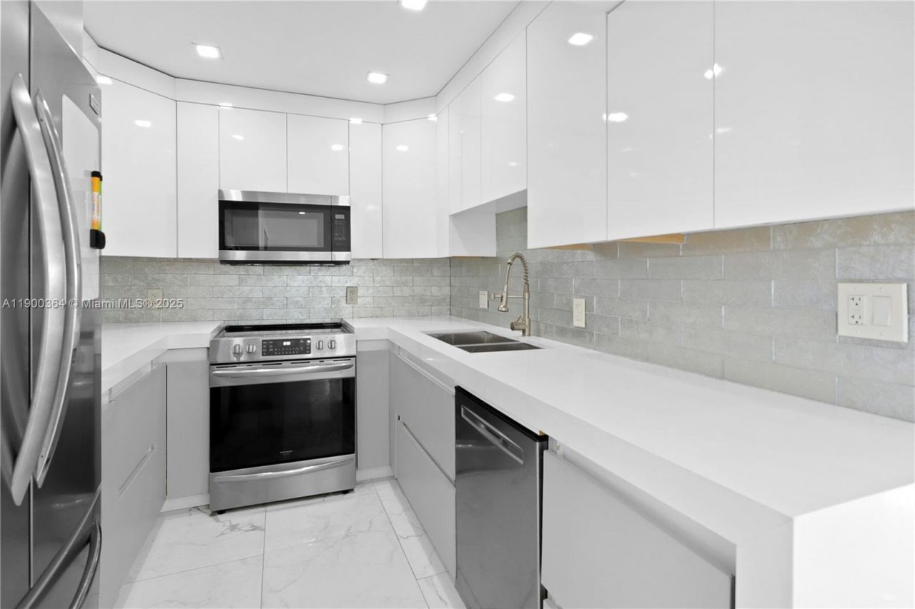 3675 N Country Club Dr, Unit 2008, Aventura, FL 33180 Photo