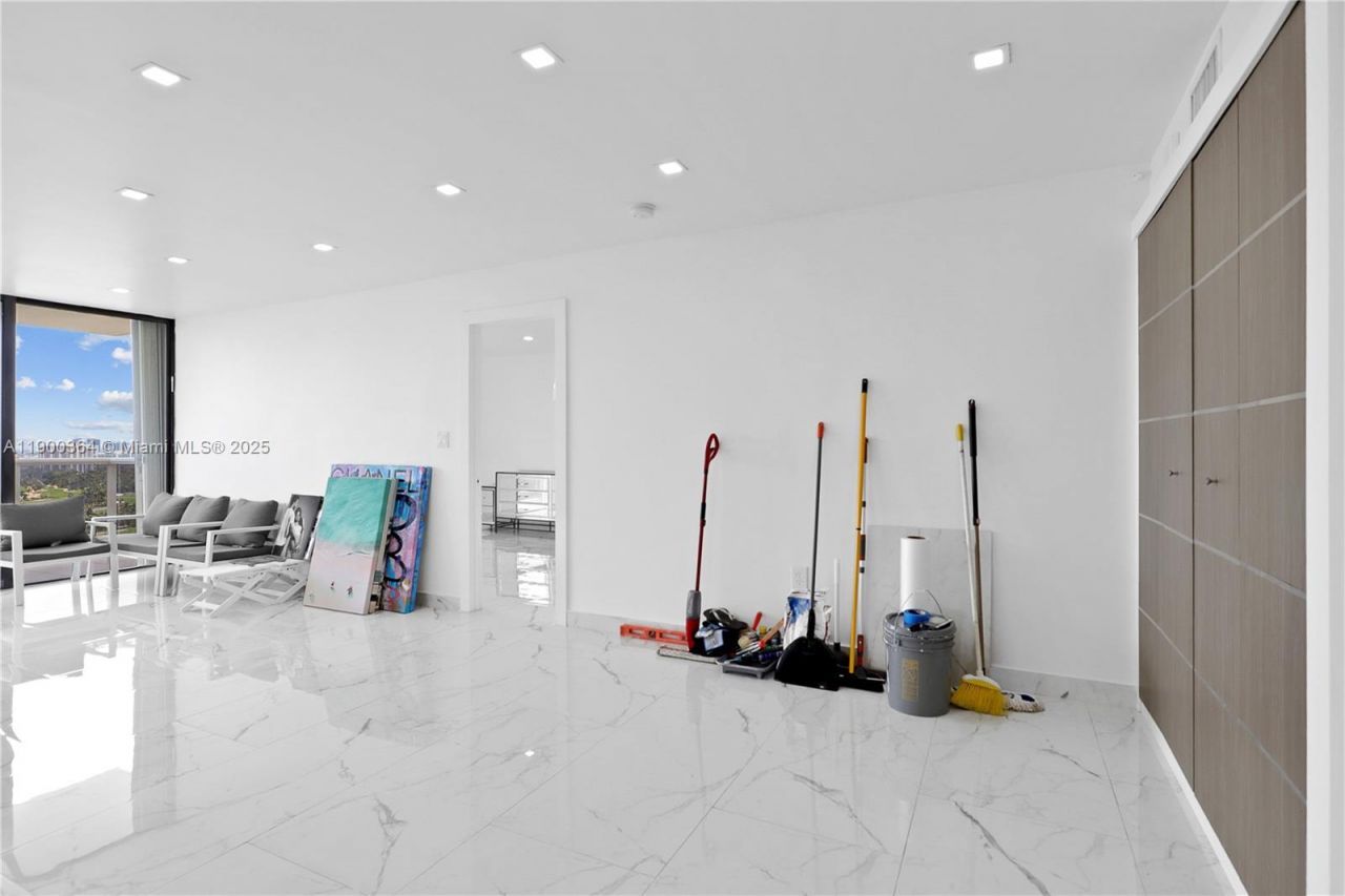 3675 N Country Club Dr, Unit 2008, Aventura, FL 33180 Photo