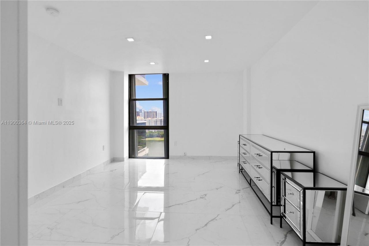 3675 N Country Club Dr, Unit 2008, Aventura, FL 33180 Photo