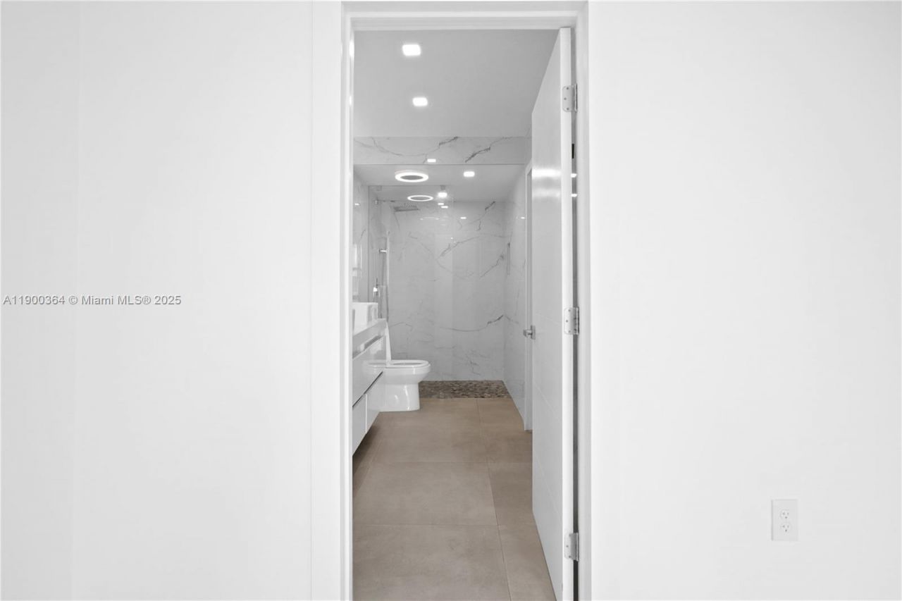 3675 N Country Club Dr, Unit 2008, Aventura, FL 33180 Photo