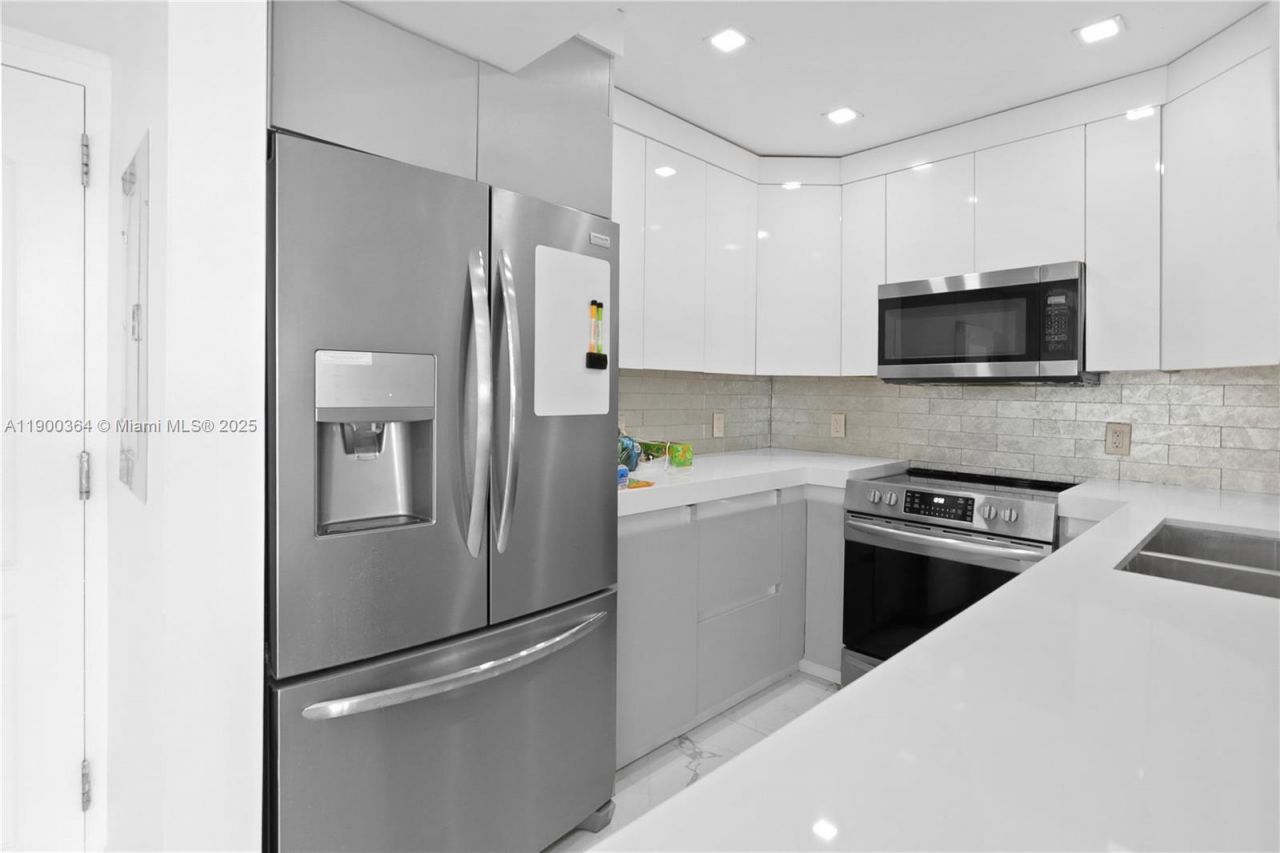 3675 N Country Club Dr, Unit 2008, Aventura, FL 33180 Photo