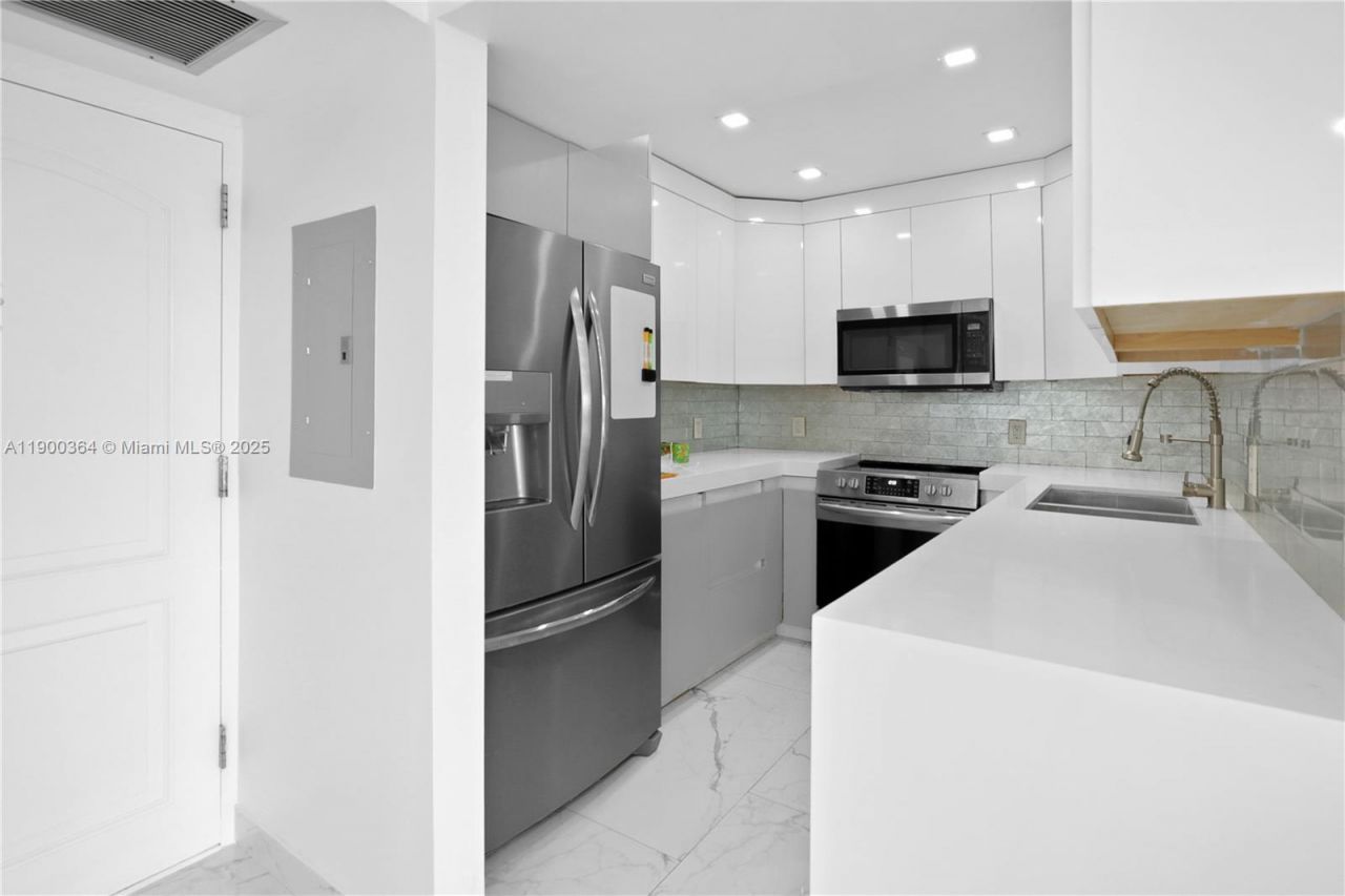 3675 N Country Club Dr, Unit 2008, Aventura, FL 33180 Photo