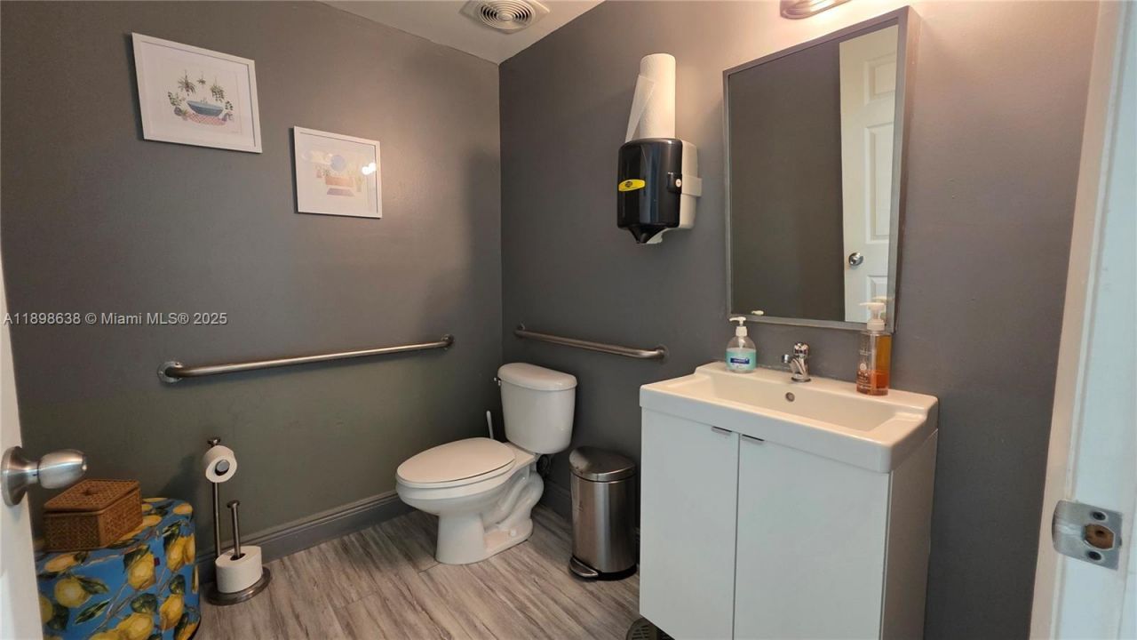 7762 NW 46th St, Doral, FL 33166 Photo