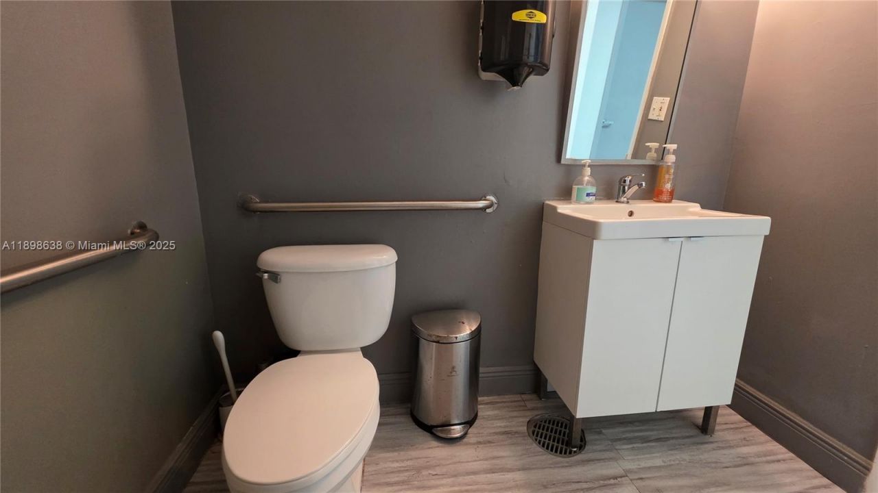 7762 NW 46th St, Doral, FL 33166 Photo