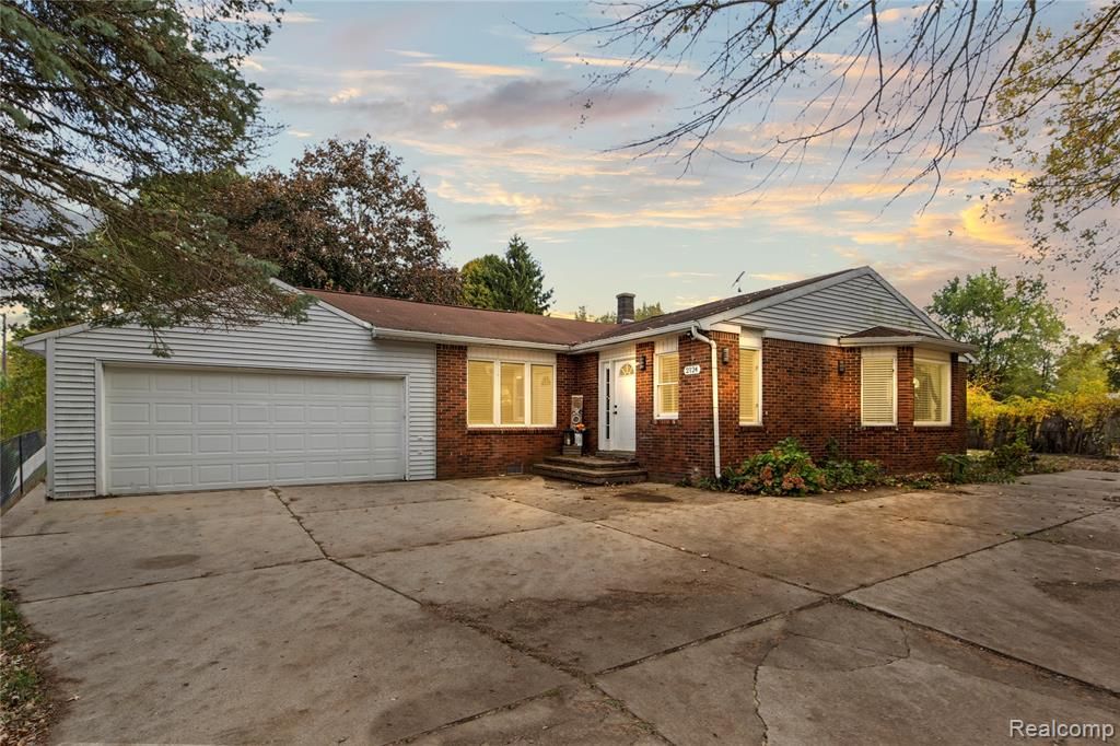 2124 Welch Road, Commerce Township, MI 48390 Main Photo