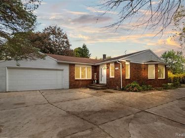 2124 Welch Road, Commerce Twp, MI 48390