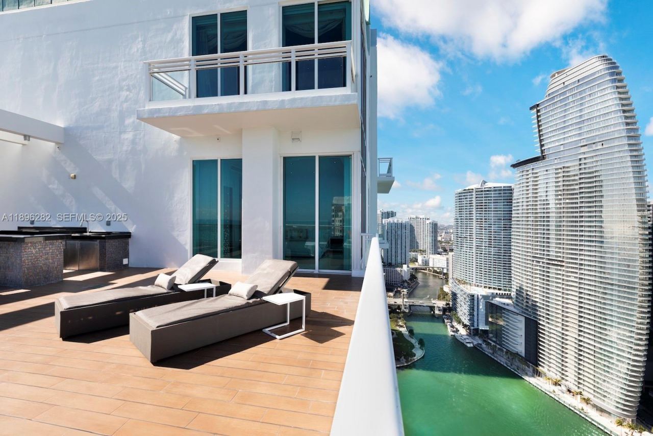 900 Brickell Key Blvd, Unit PH3403, Miami, FL 33131 Photo