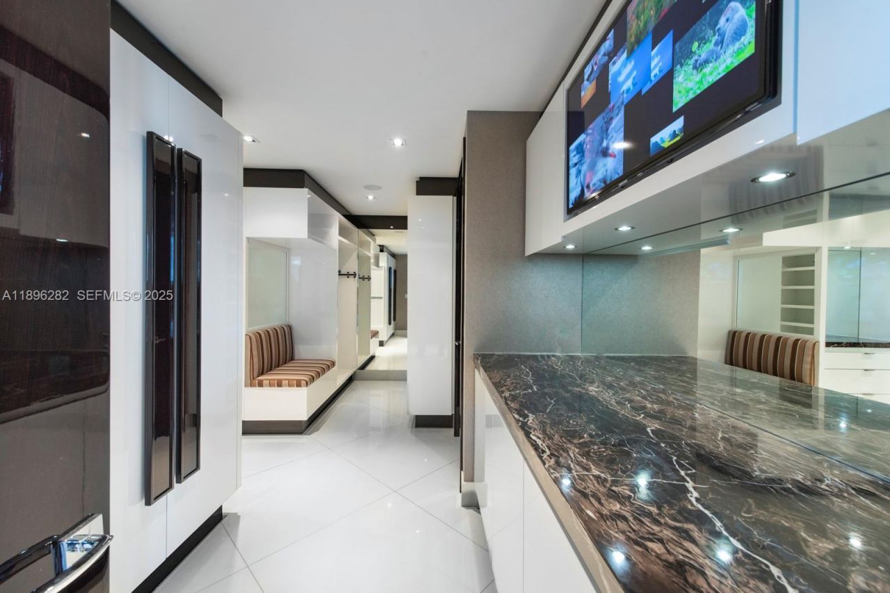 900 Brickell Key Blvd, Unit PH3403, Miami, FL 33131 Photo