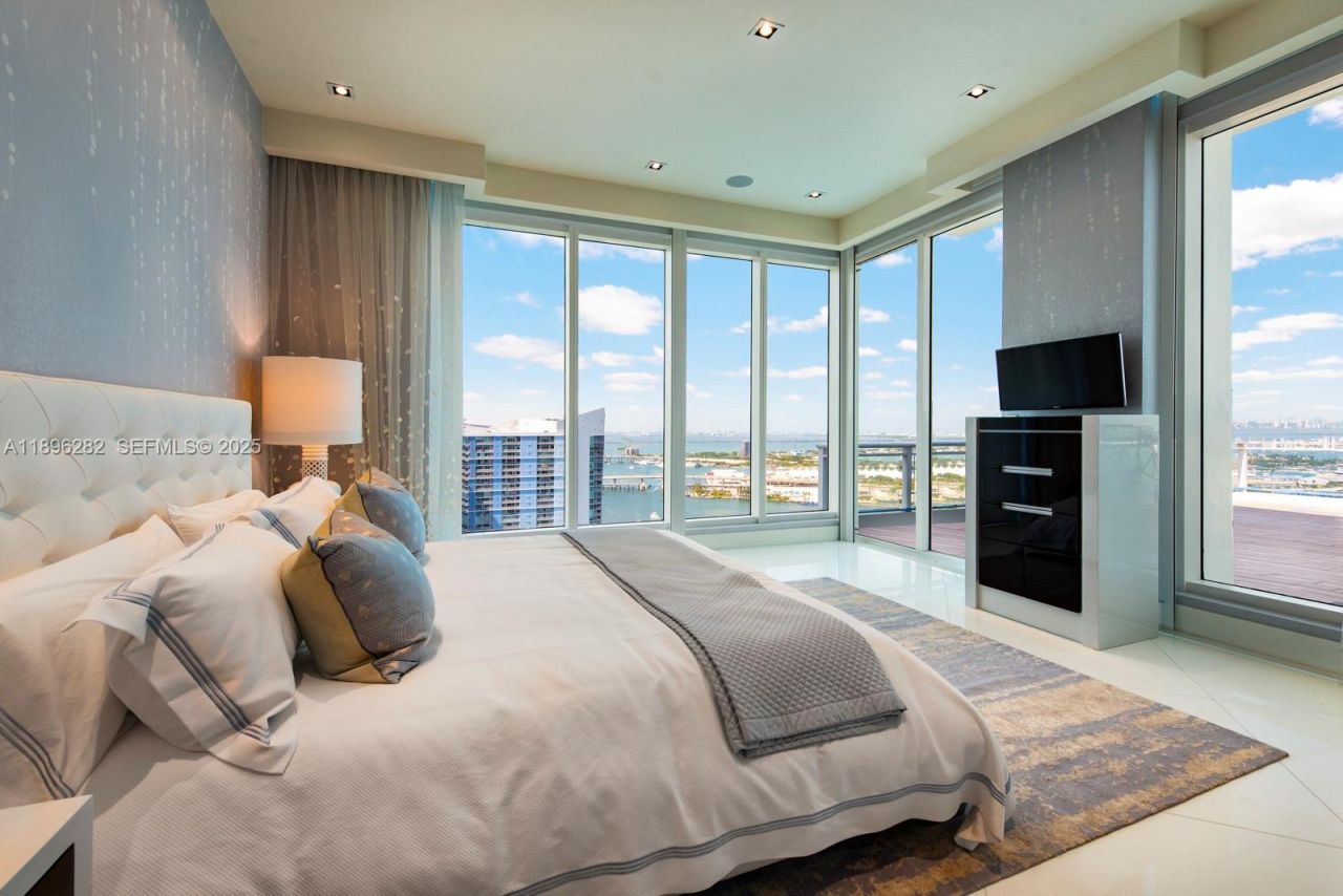 900 Brickell Key Blvd, Unit PH3403, Miami, FL 33131 Photo