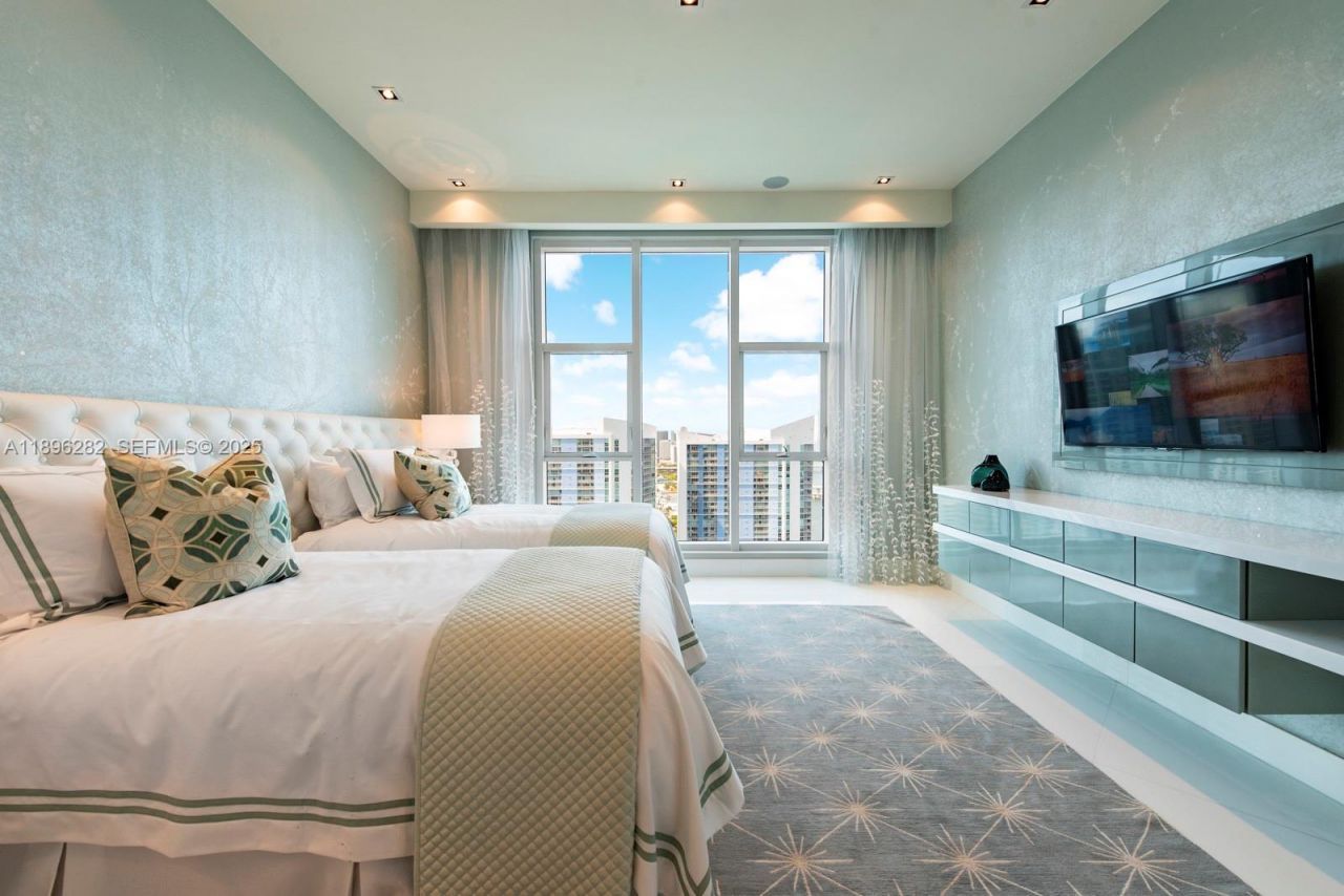 900 Brickell Key Blvd, Unit PH3403, Miami, FL 33131 Photo