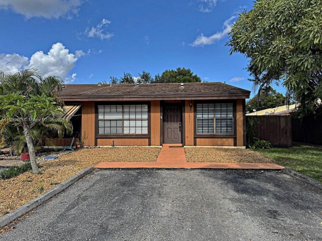 1971 Seagrape Ave, Pembroke Pines, FL 33026 Photo
