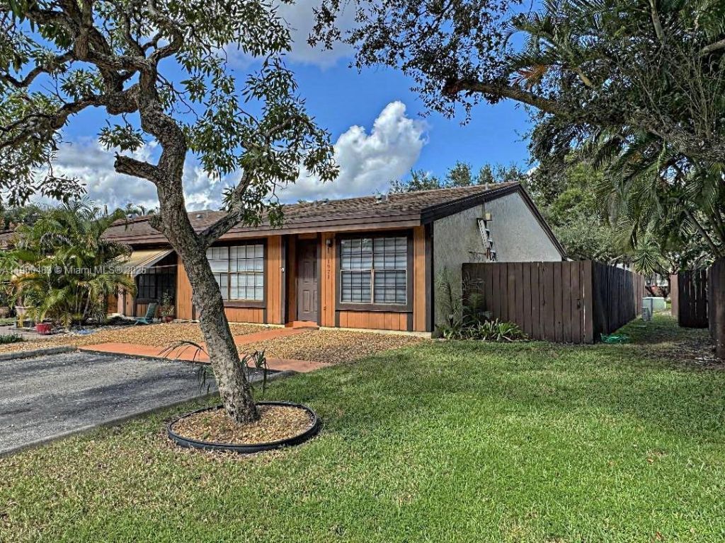 1971 Seagrape Ave, Pembroke Pines, FL 33026 Photo