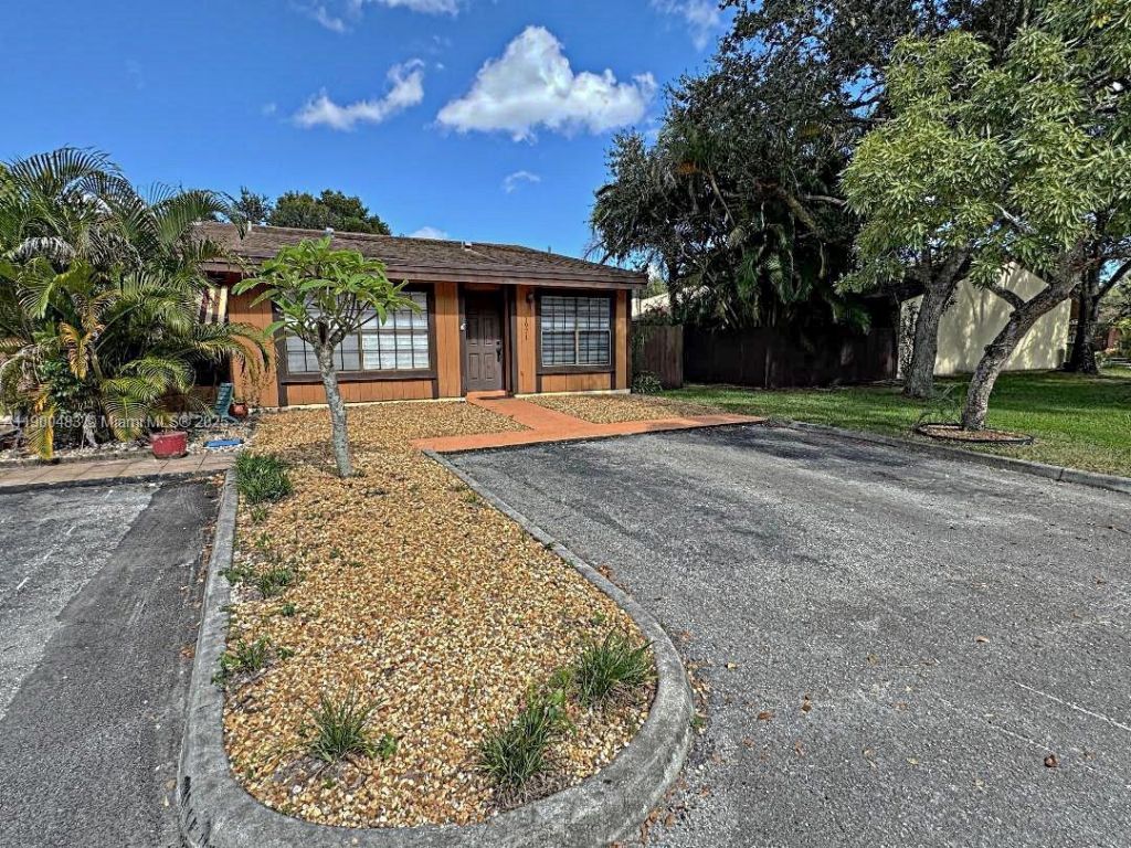 1971 Seagrape Ave, Pembroke Pines, FL 33026 Photo