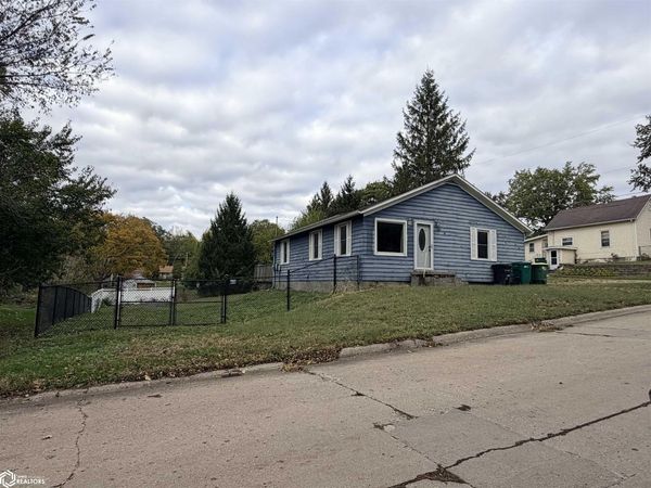 203 E Monroe Avenue, Fairfield, IA 52556