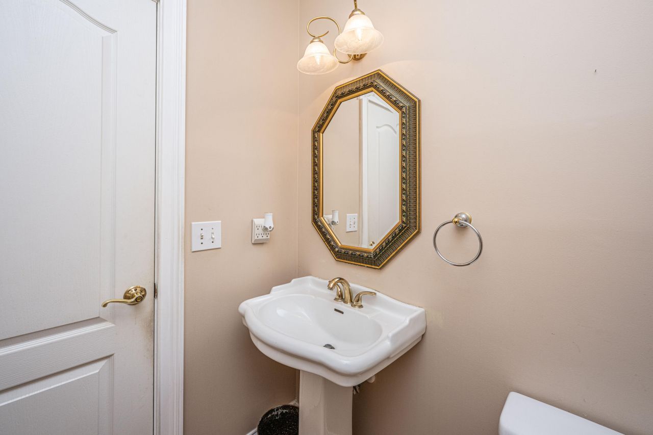 99 Fieldfare Way Photo 12