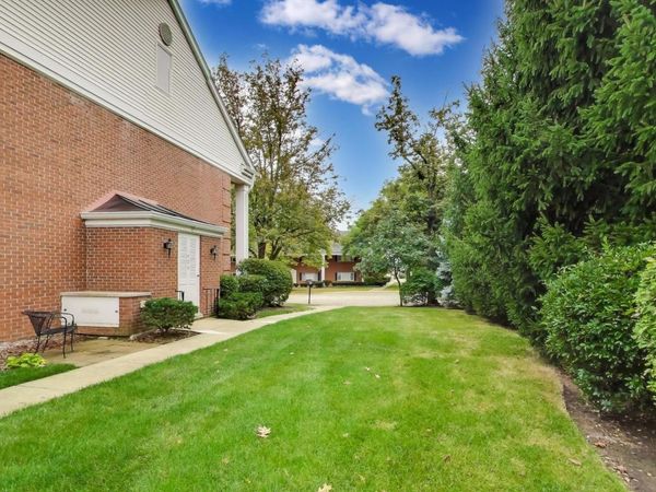 1406 Chanticleer Lane, Unit 1406, Hinsdale, IL 60521