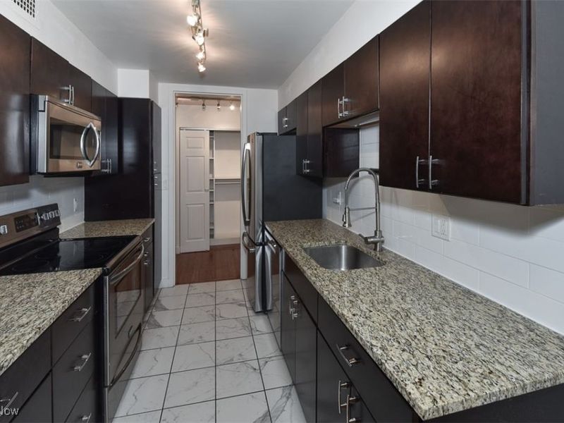 12700 Lake Avenue, Unit 1610, Lakewood, OH 44107 Photo 9